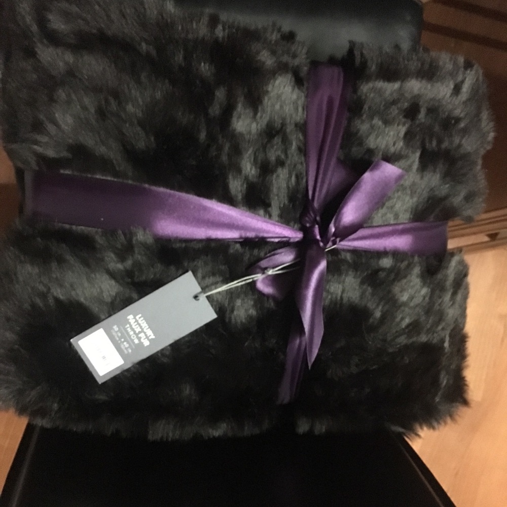 Jennifer Lopez soft faux fur throw blanket!
